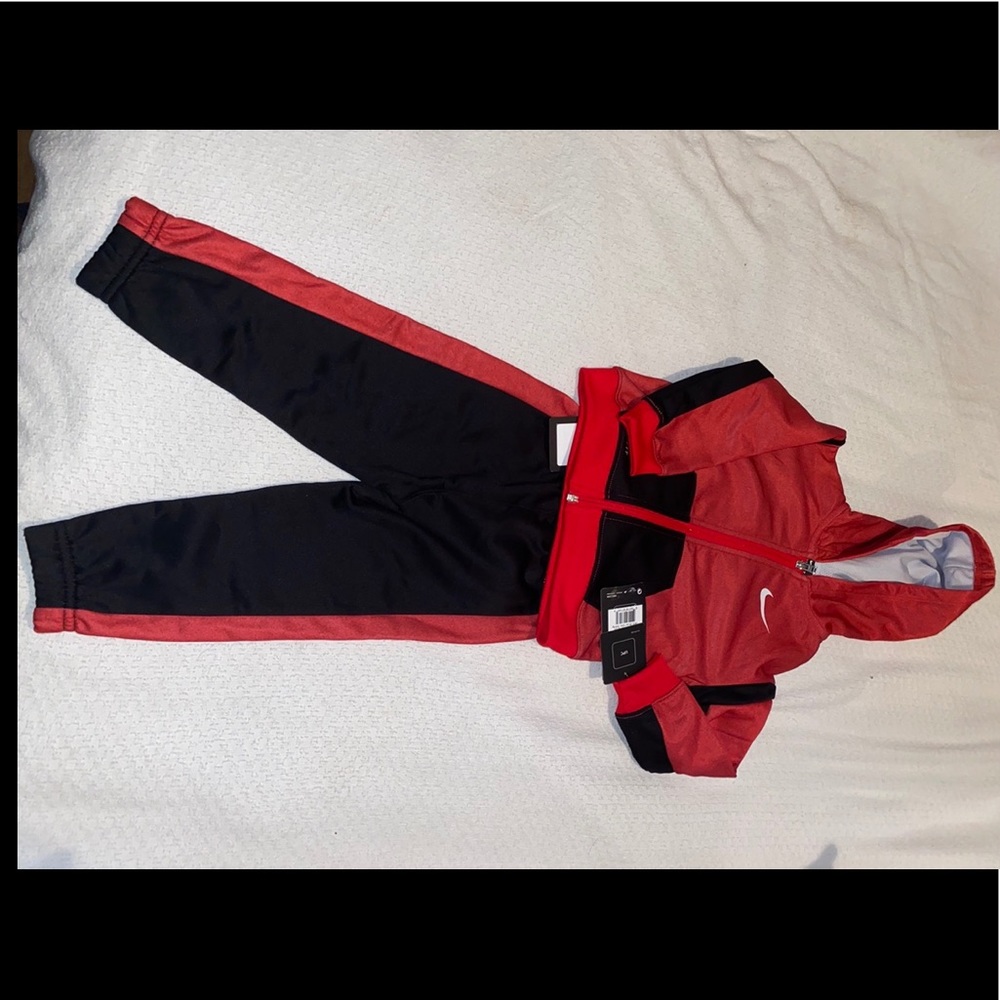 Nike Tech red/black set Size 24 months